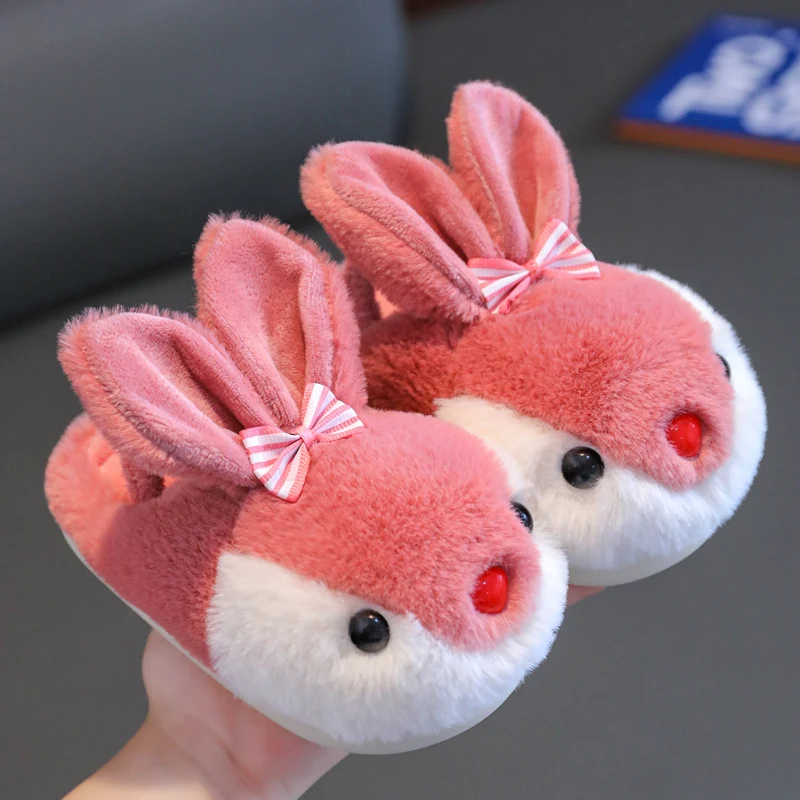 Pantoufles d'hiver chaudes et antidérapantes pour enfants en coton, idéales pour garder les petits pieds au chaud et en sécurité à la maison.