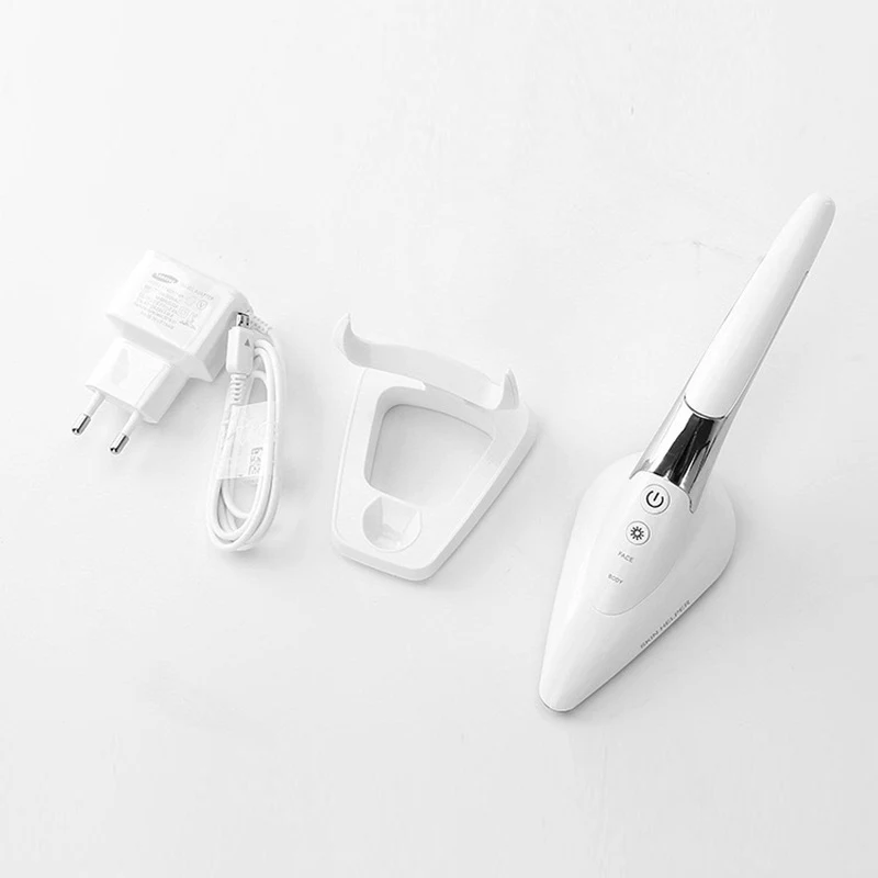 Kleine ijzeren schoonheidsinstrument voor de huid. Lift en verstevigt de huid voor een jongere uitstraling. Effectieve huidverzorging.