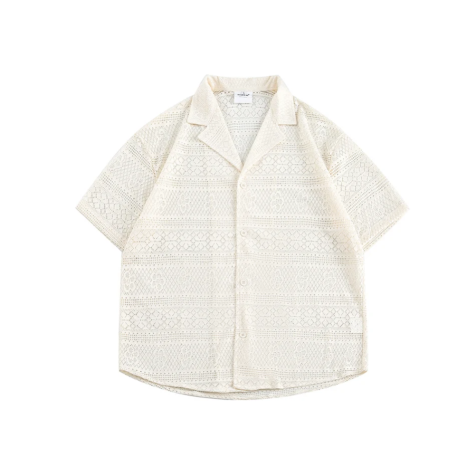 Camisa de manga curta com gola cubana e padrão vazado para casais. Perfeita para um visual moderno e confortável em diversas ocasiões.