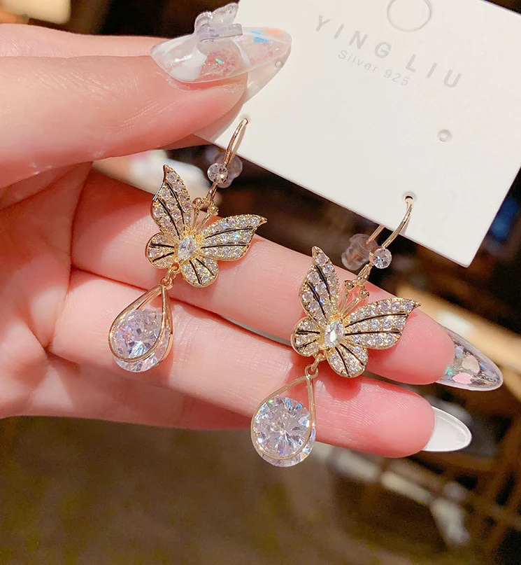 Brincos de Borboleta com Zircônia e Haste de Prata 925, Design Delicado e Elegante, Perfeitos para um Toque de Sofisticação e Charme.