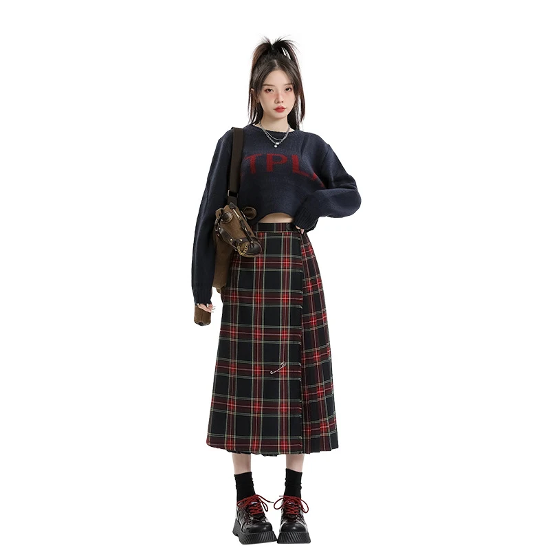 Falda casual de cintura alta en A, adelgazante y de largo medio. Diseño elegante para un look favorecedor y cómodo, ideal para cualquier ocasión.