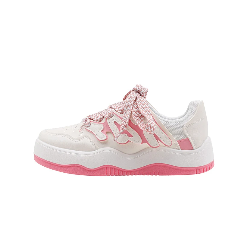 Title 2, Ragazza High Beauty con piccole scarpe bianche