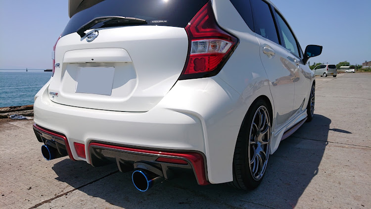 ノートの愛車のお尻はこんな感じ・２本出しマフラー・EGOIST RSマフラー・N-tec・左後ろ斜め写真に関するカスタム事例の投稿画像1枚目
