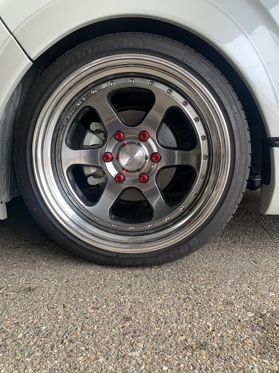 ハイエースバンの車高調整・フェンダーの爪切りに関するカスタム事例の投稿画像1枚目