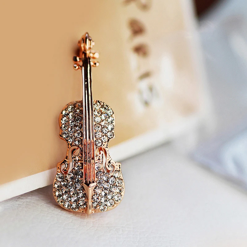 Broche Mini Violon Exquis, Style Européen et Américain. Accessoire de mode idéal pour rehausser votre style avec élégance et originalité.