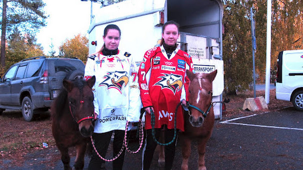 Kiekkopäivän suosituin oheistapahtuma! Paavolan siskokset, Heidi ja Henna tunnustivat väriä shettisponiensa Rummelin ja Ponikujan Melindan kanssa