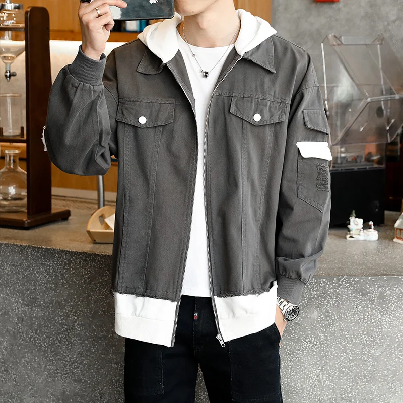 Giacca di jeans da uomo, un classico senza tempo. Comoda e versatile, perfetta per ogni occasione. Un capo intramontabile per un look casual e alla moda.