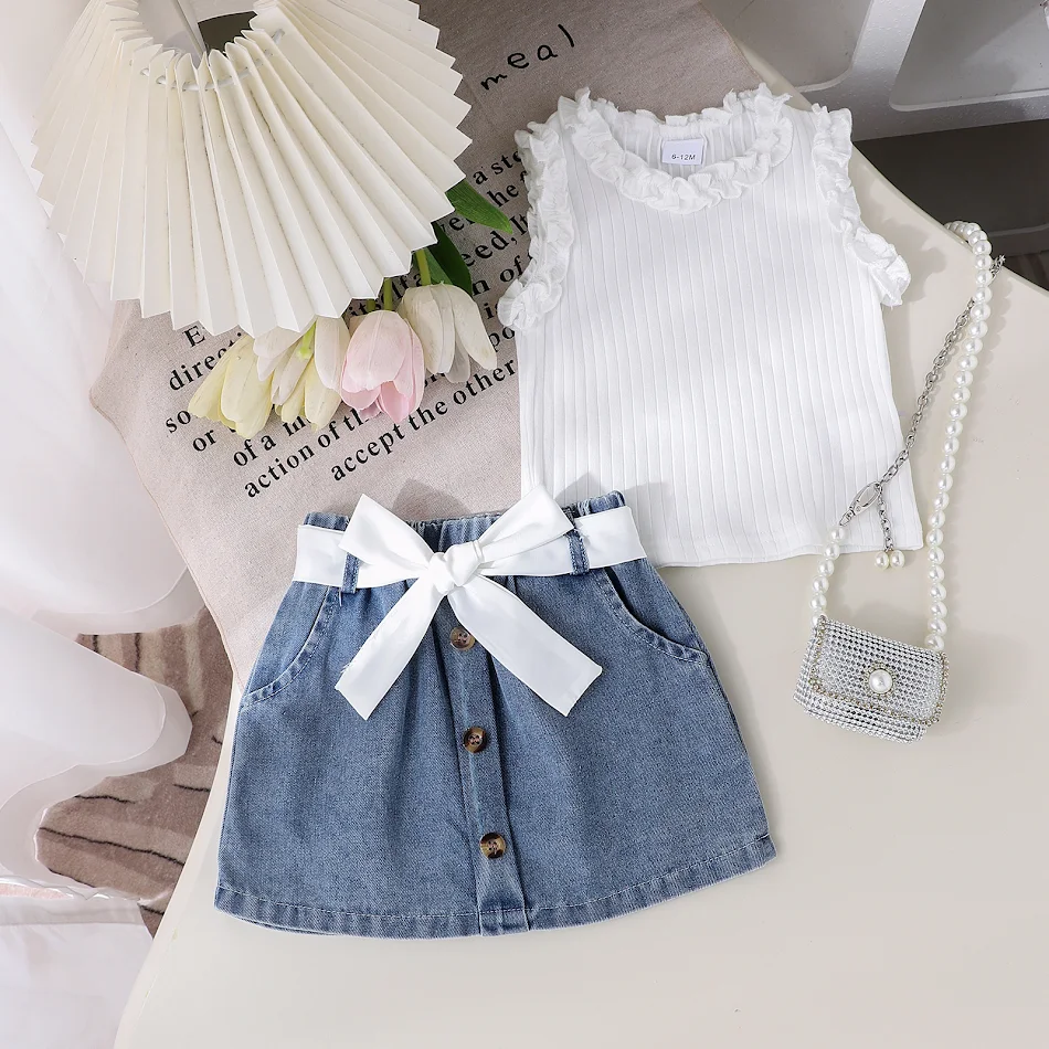 Ensemble trois pièces jupe en jean d'été avec ceinture pour un look estival frais et confortable. Parfait pour toutes les occasions.