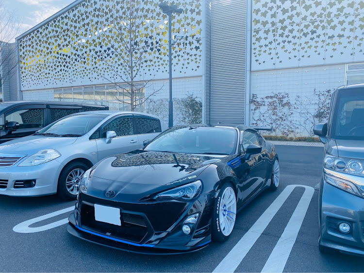 86の86・青黒・アンダーフラップ・白ホイ・おしゃれに関するカスタム事例の投稿画像1枚目