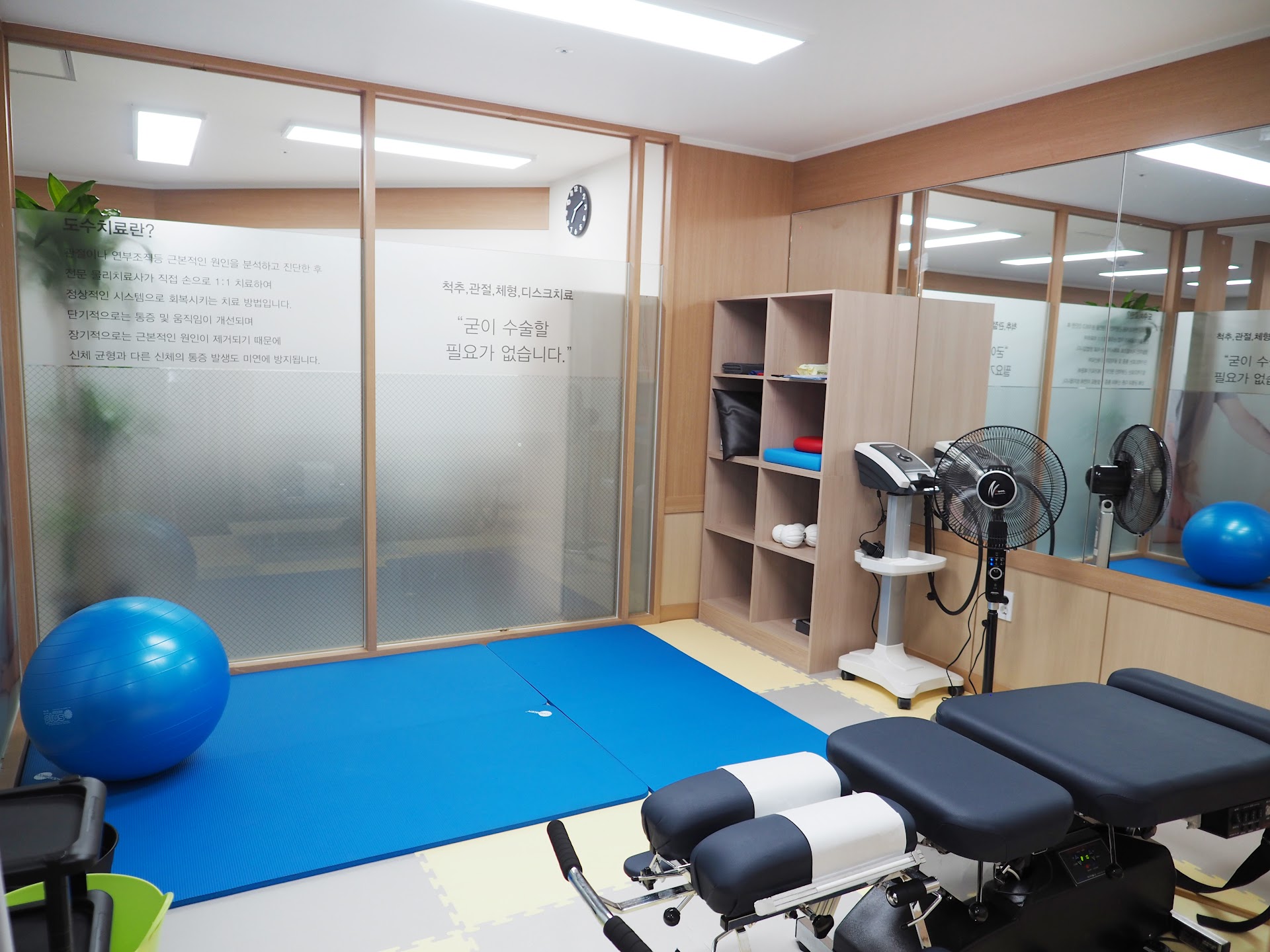 운동치료실_(2).JPG