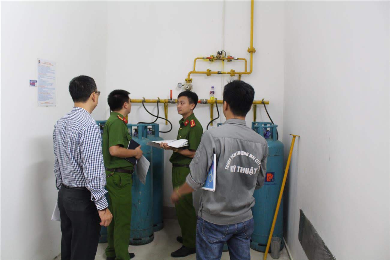 Kiểm tra an toàn PCCC khu vực bếp ăn, nơi chứa nhiều bình gas