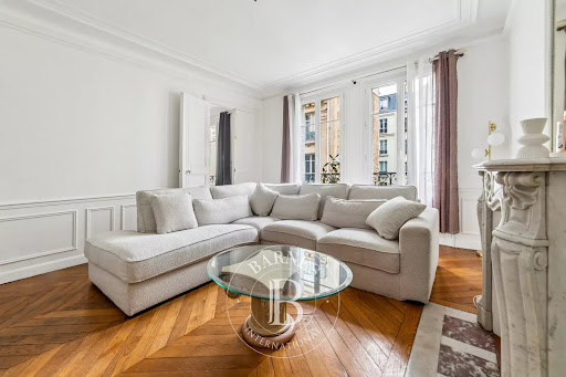 Living room with sectional sofa and coffee table - Buy this luxury apartment / penthouse in Paris 16ème, 3 rooms, 2 bedrooms