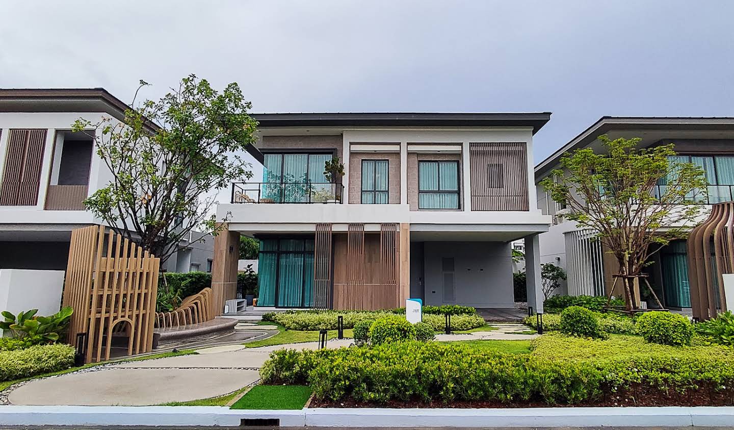 House with pool and garden Samut Prakan