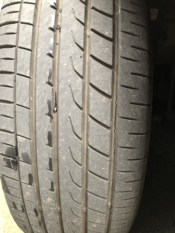 ストリームの洗車・毎度お馴染みの構図・タイヤの亀裂・これは大丈夫なのかな？・#ストリームに関するカスタム事例の投稿画像3枚目