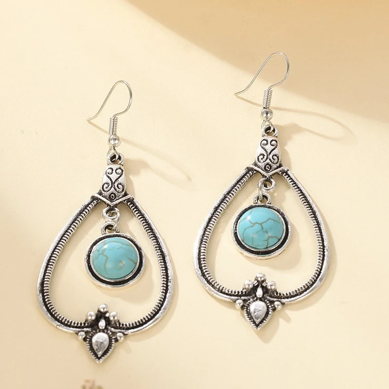 Boucles d'oreilles bohèmes turquoise géométriques de style ethnique rétro. Pendantes goutte d'eau creuses, parfaites pour un look unique et tendance.