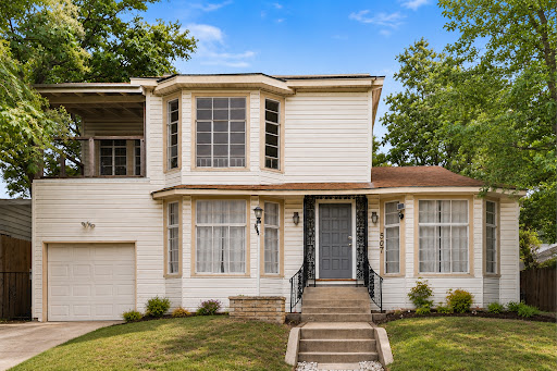 Property purchase in San Antonio (United States) - White two-story house with garage