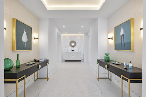 Prestige apartment / penthouse for sale in Lauderdale-by-the-Sea (United States) - Modern hallway with consoles and paintings