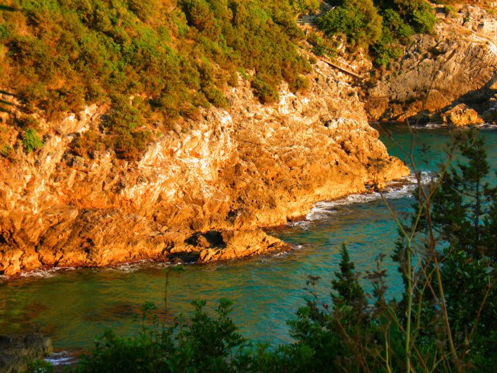 La costa al tramonto di Ahora