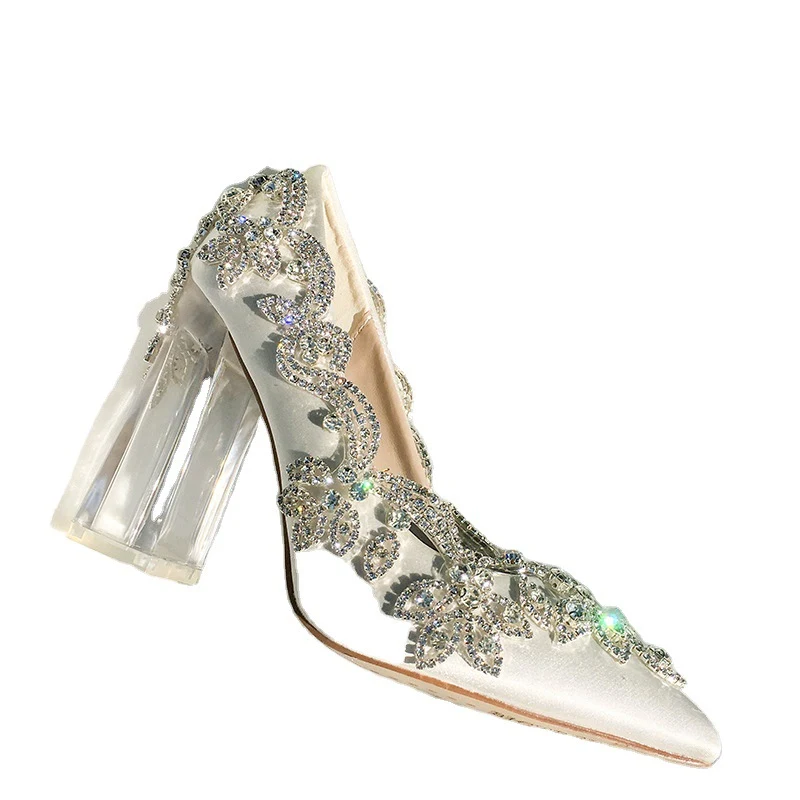 Dames hoge hakken schoenen met spitse neus van satijn met strass. Schitter op speciale gelegenheden. Een statement voor elegantie.