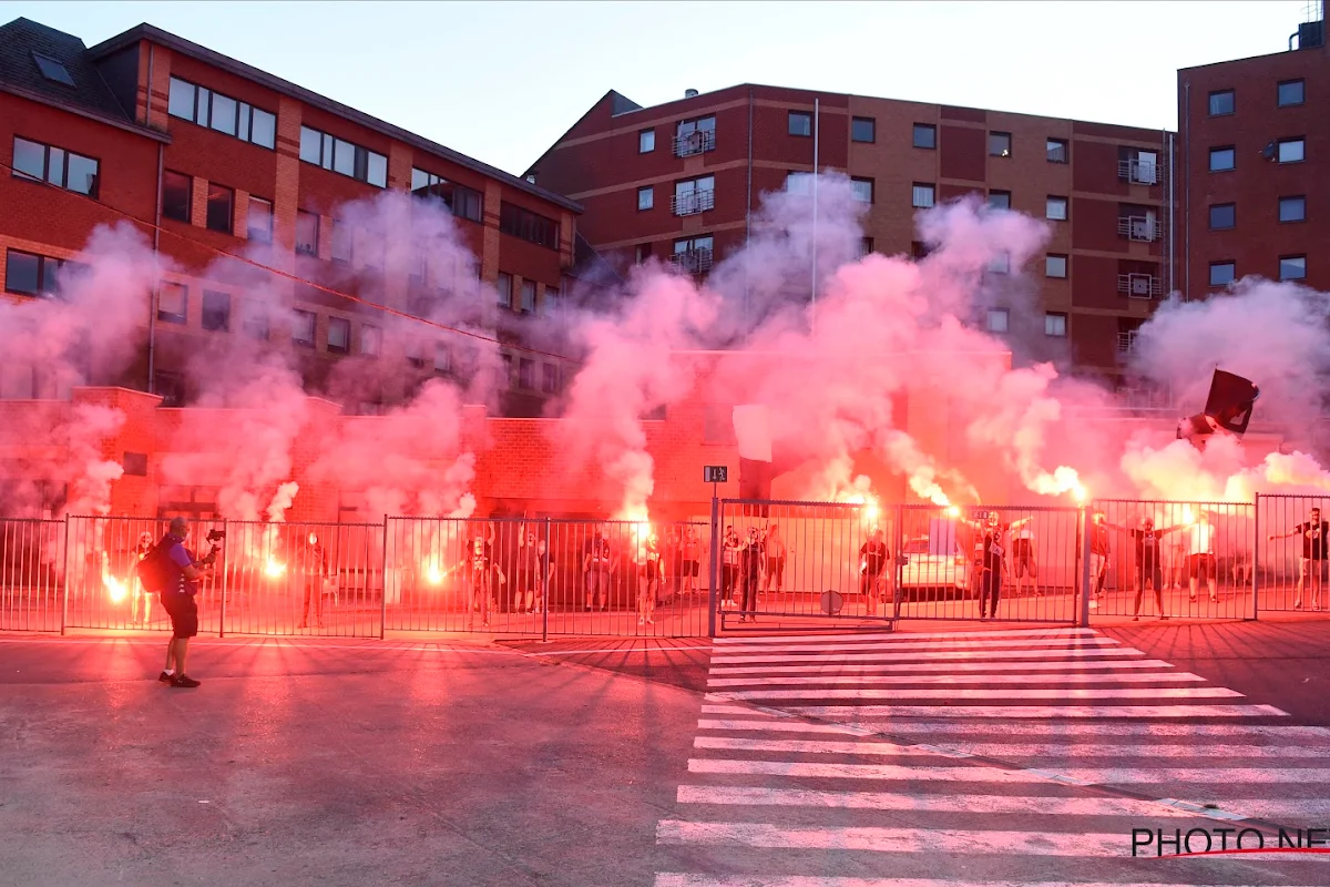 📷 Supporters Charleroi slagen er toch in om te vieren met de spelers