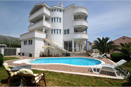 Villa avec piscine 1