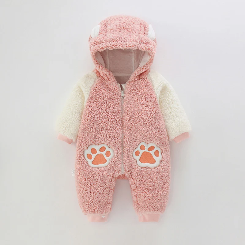 Nieuwe populaire babyjumpsuit van kasjmier. Zacht, warm en luxueus voor de baby. Perfecte romper om te kopen. Knuffelig en ideaal voor pasgeborenen.