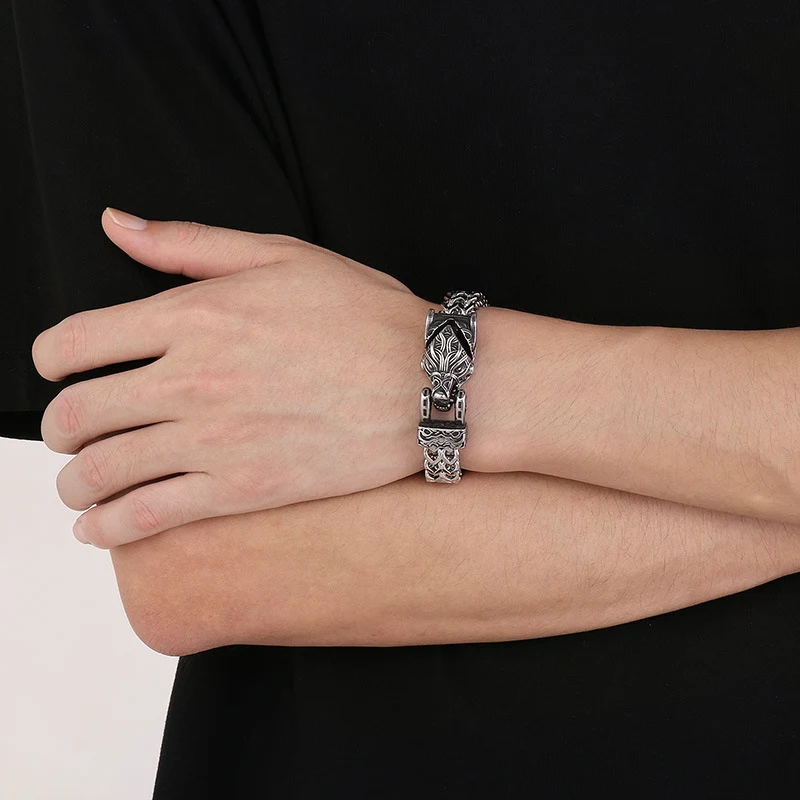 Bracelet Viking Vintage Tête de Loup et Serpent en Acier Titane. Un bijou robuste, élégant et intemporel pour affirmer votre style.