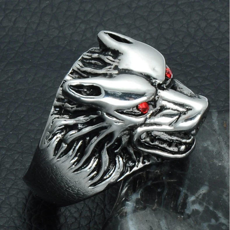 Dominanter Wolfskopf Ring für Herren. Edelstahl Schmuck, stilvolles Design für jeden Tag. Steht für Stärke, Mut und Individualität. Ein echter Blickfang.