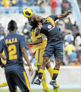 HEADS UP: Siphiwe Tshabalala of Kaizer Chiefs battles with Mooketsi Otlaantshekela of Township Rollers in Gaborone on Saturday  photo: BackpagePix