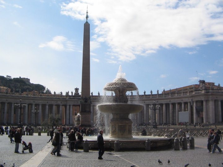 Una fontana sovrasta piazza S.Pietro di val_e