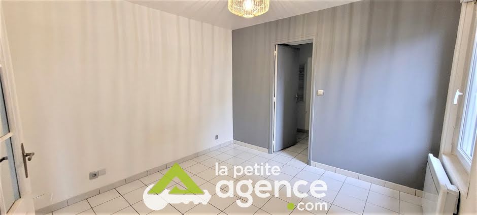 Location  appartement 2 pièces 25 m² à Montluçon (03100), 338 €