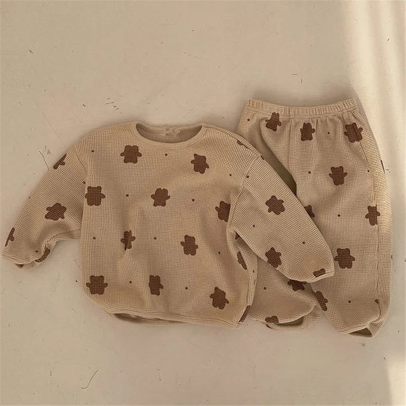 Macacão com estampa de urso para bebês, unissex, gola redonda, manga longa, ideal para conforto e estilo em todas as estações.
