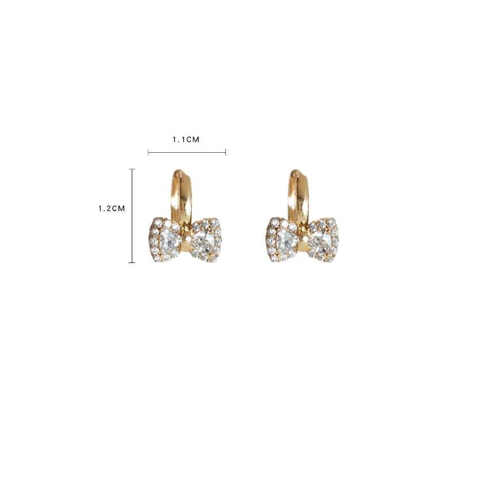 Boucles d'oreilles douces et élégantes avec nœud plaqué or 14k, simples et parfaites pour ajouter une touche raffinée à votre look.