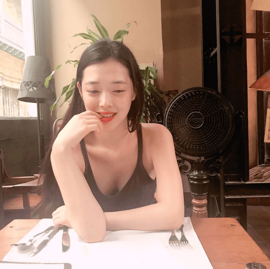 Sulli's response to her no-bra controversies on 'Night Of Hate Comments'  inspired women to start a no-bra hashtag : r/kpop