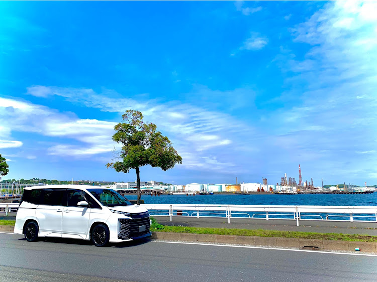 ヴォクシーのカーボンシート貼り付け・毎日投稿継続中・90ヴォクシー・海と愛車に関するカスタム事例の投稿画像1枚目