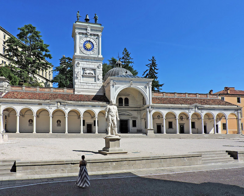 Una dama in Piazza Libertà di donyb