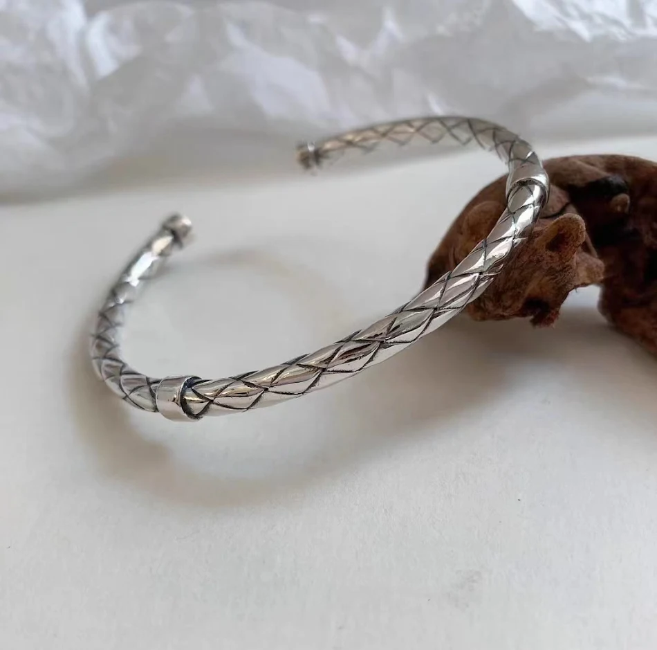 Pulsera chapada en plata de cobre para hombre Elegancia y estilo con este brazalete masculino, perfecto para cualquier ocasión, duradero y atractivo.