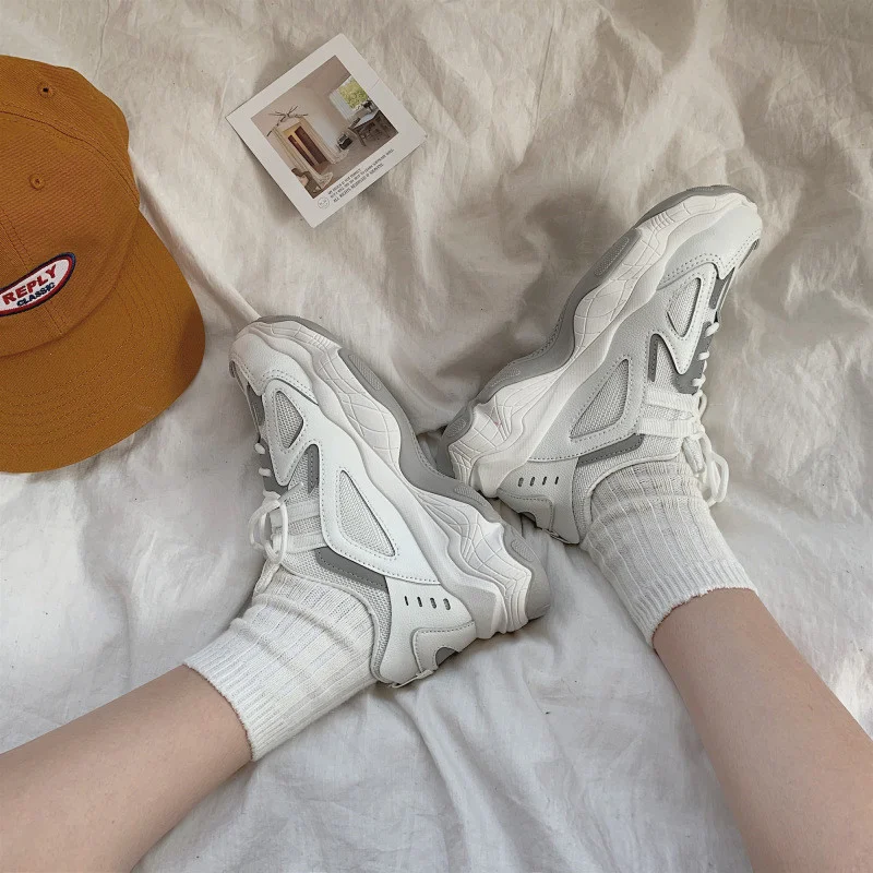 Students' thick-soled street shooting casual sneakers offer comfort and style for everyday wear and photography sessions