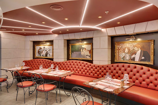 Head to the 77-seat specialty restaurant L’Atelier Bistrot on MSC Seaview for cocktails and casual eats with a French flair. 