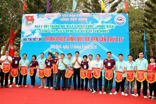 Gần 500 VĐV tham gia Hội thi leo núi Bà Đen