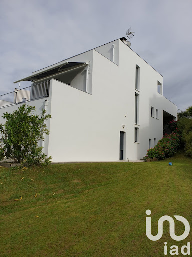 Contemporary house with garden and terrace 4