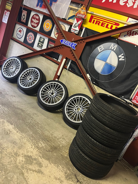 nami73さんが投稿したBMW・BMW3シリーズ・20インチ・20インチホイール・タイヤサイズ変更に関するカスタム事例の投稿画像1枚目