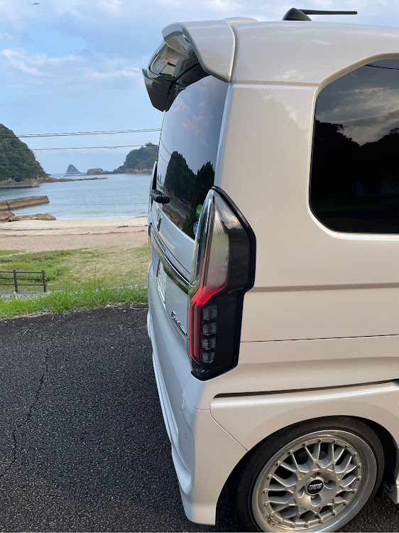 Nボックスカスタムのヤシの木コラボ🌴・海🌊が好き🌊🌊🌊・いつもイイネ&コメントありがとうございます🙇‍♂️・大雨被害大丈夫ですか？・ピックアップおめでとうに関するカスタム事例の投稿画像4枚目