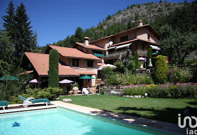 Maison avec piscine et terrasse 19