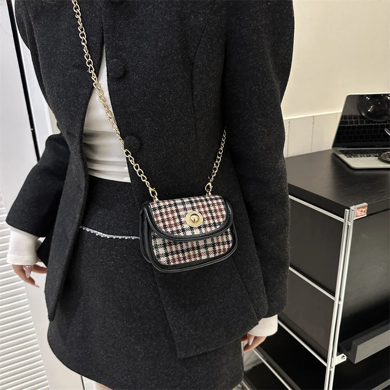 Karirana retro kontrastna vunena ženska torba na rame, elegantna i praktična, idealna za svakodnevnu upotrebu i posebne prilike.