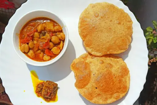 4 Poori With Chole