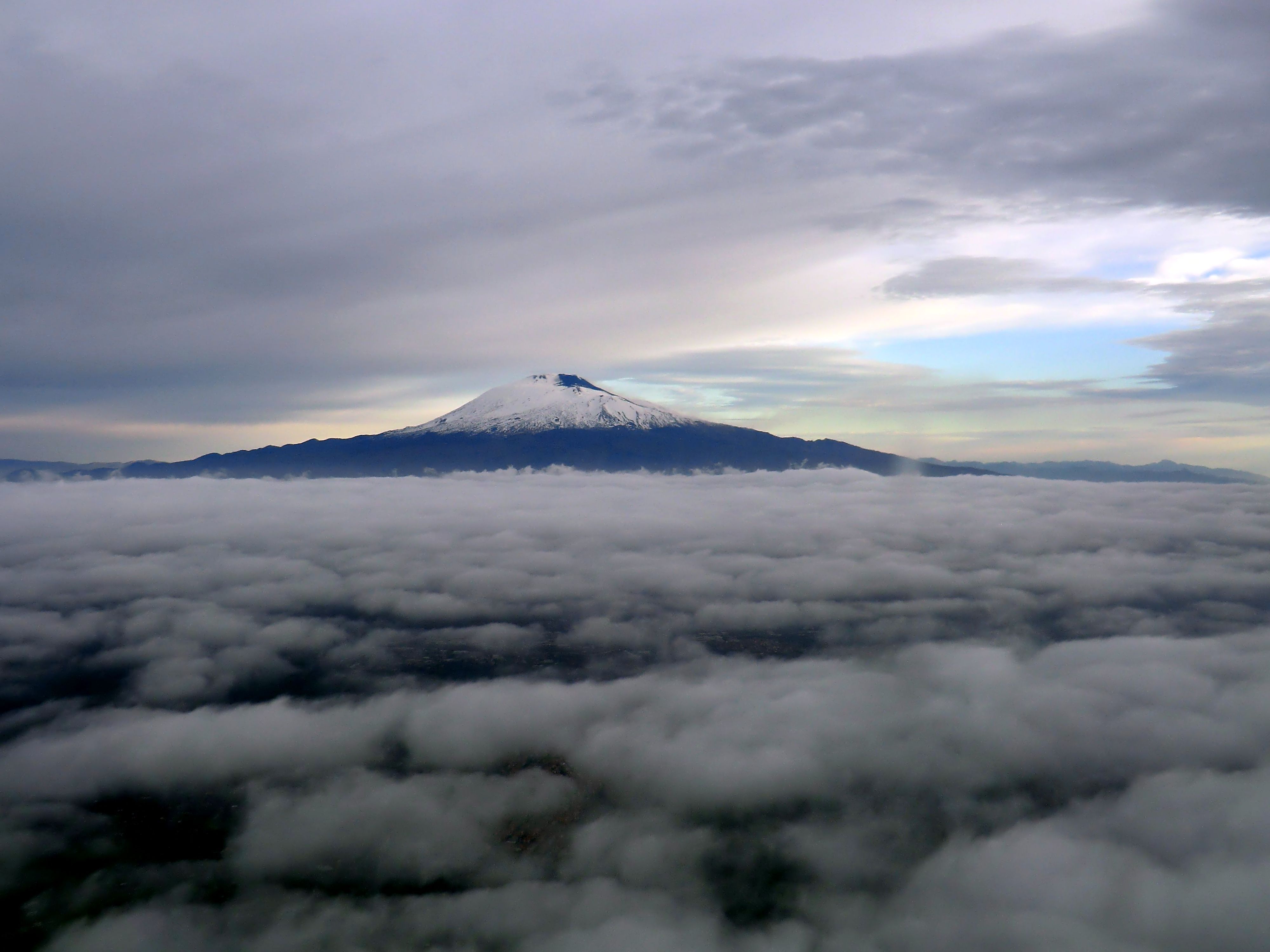 L'Etna tra le nuvole di GPphotografy