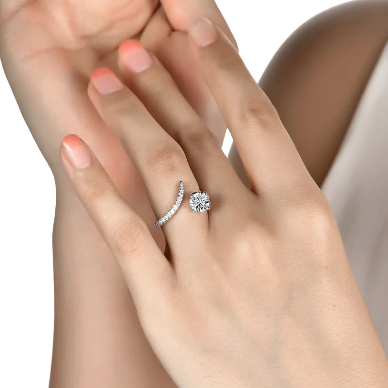 Anel pequeno de design com diamante Mosang de platina. Elegância discreta para uso diário, hipoalergênico e com brilho deslumbrante. Presente ideal.