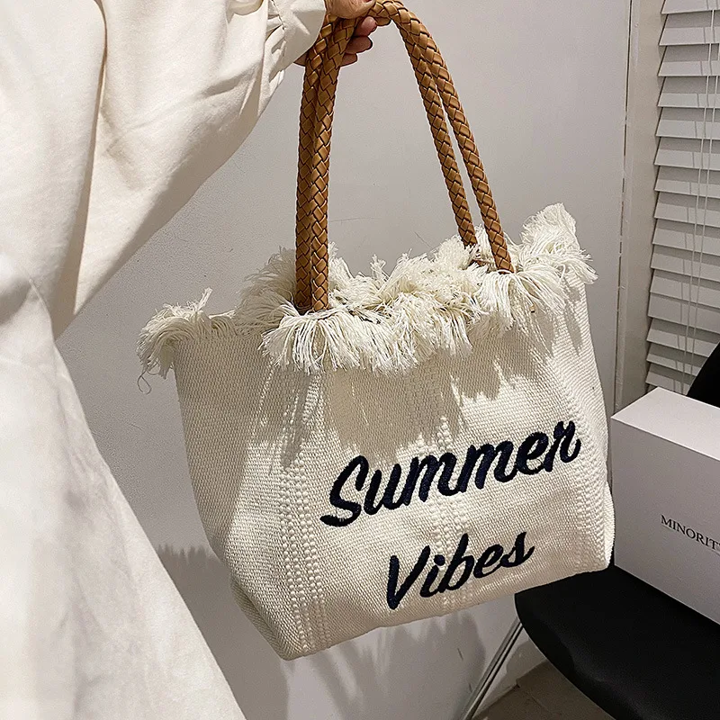 Sac fourre-tout en toile imprimée simple pour femmes. Léger, pratique et idéal pour le quotidien, le shopping ou les études. Un accessoire indispensable.