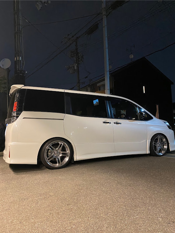 ヴォクシーの80ヴォクシー・緊急事態宣言解除・車高調整に関するカスタム事例の投稿画像1枚目